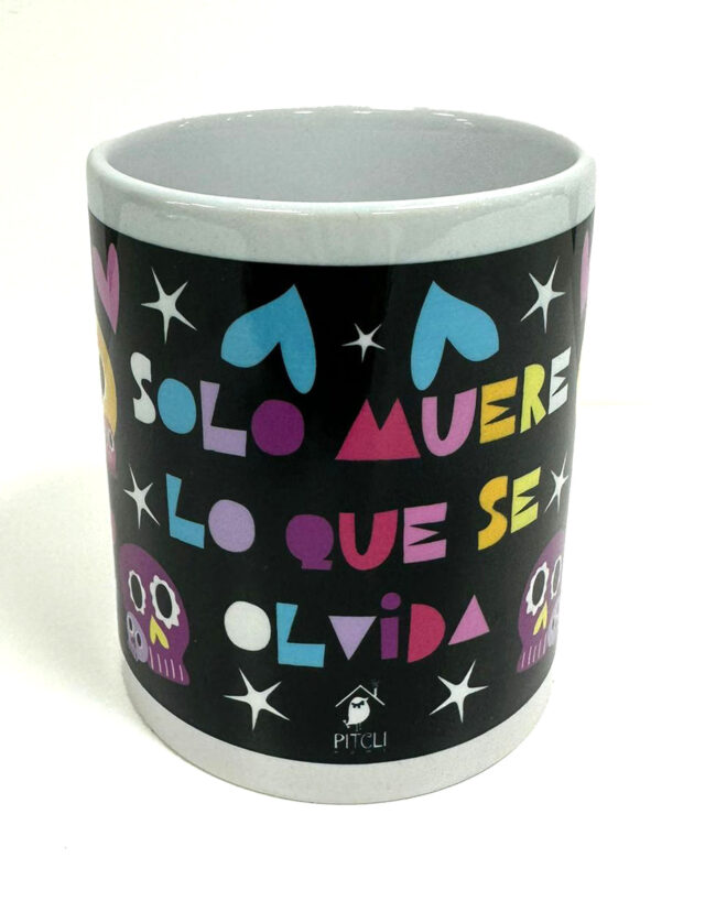 Taza "Solo muere lo que se olvida"