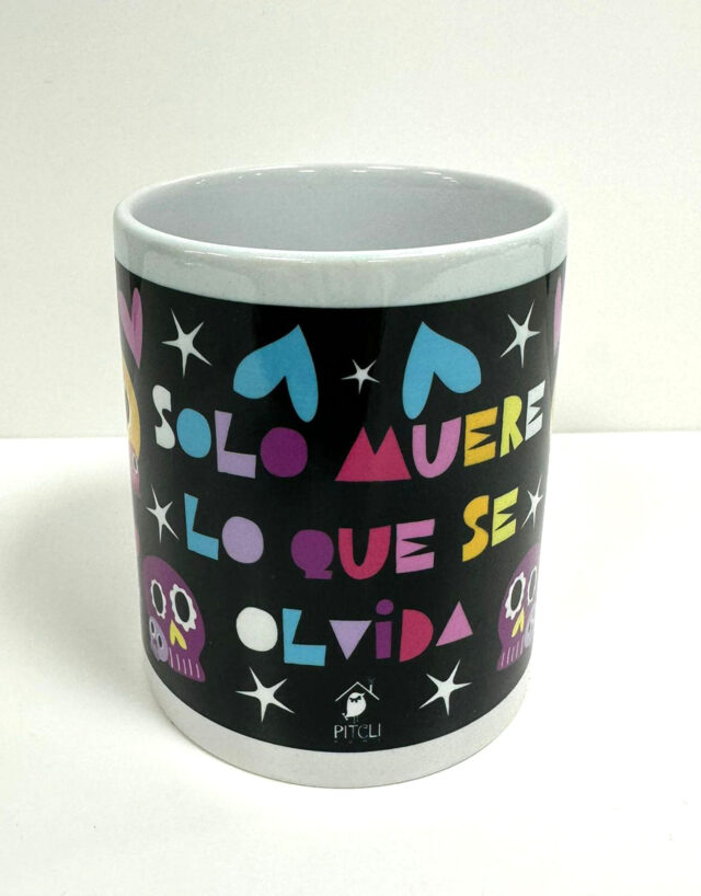 Taza "Solo muere lo que se olvida"
